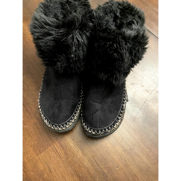 Isotoner black faux fur bootie slippers womens 6.5